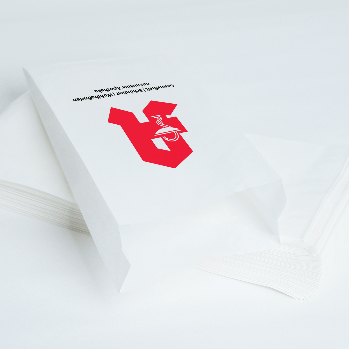 Papierbeutel mit Apotheken Logo 12x5x28, umweltfreundliche Verpackungslösung für Apotheken.