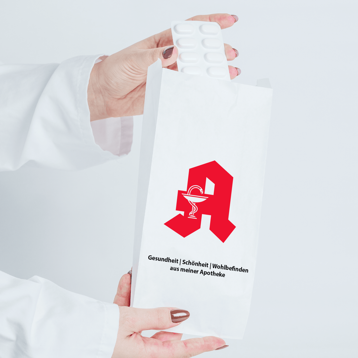 Papierbeutel mit Apotheken Logo 12x5x28, umweltfreundliche Verpackung für Medikamente in Apotheke.