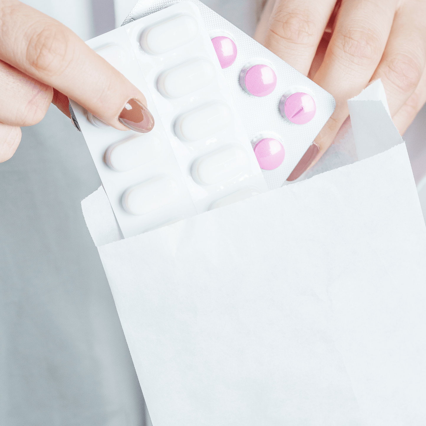 Papierbeutel mit Apotheken Logo 12x5x28, umweltfreundliche Verpackung für Medikamente in einer Apotheke.