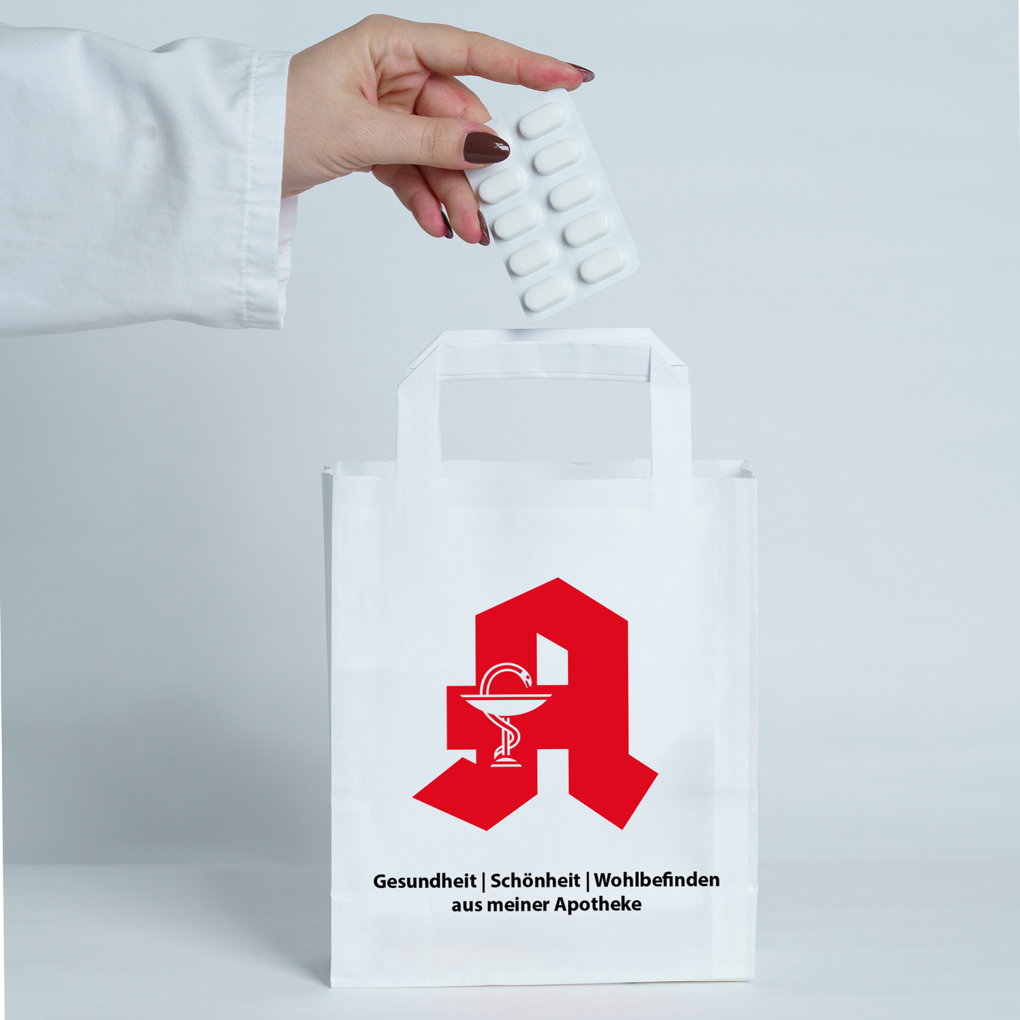 Apothekentasche und Papiertüte in Anwendung in Ihrer Apotheke